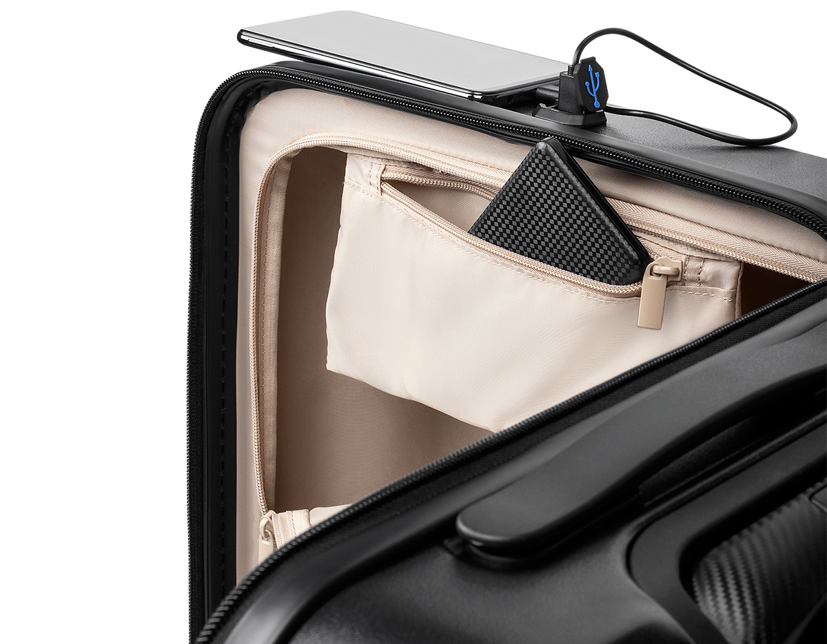 Mala de viagem em ABS
Abertura frontal com ziper para acesso ao interior da mala;
Saida USB ideal para carregamento de smartphones;
Sistema de carrinho de aço;
Alça de mão na parte superior 
Quatro rodas de 360 graus;
Acompanha Plaquinha de metal sem personalização. Mala perfurada para aplicação da plaquinha. 