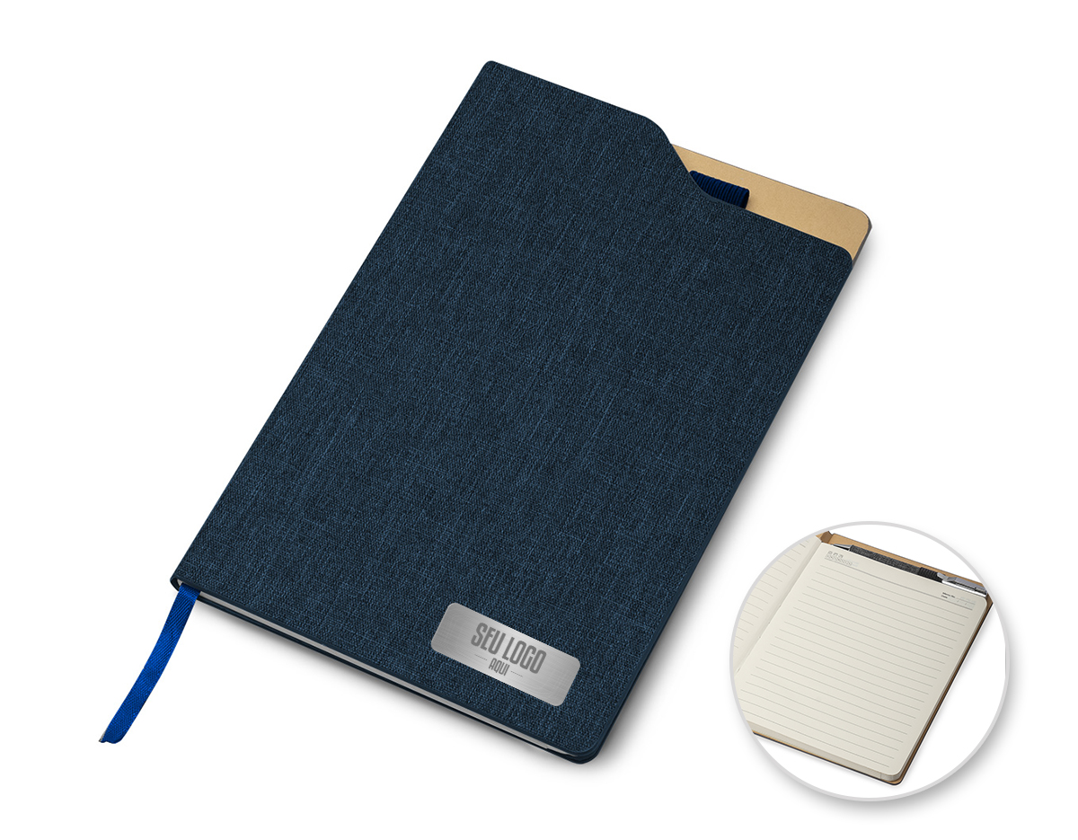 Caderno de anotações com suporte para caneta, capa dura em material reciclável, miolo com 80 folhas pautadas na cor bege. NÃO ACOMPANHA CANETA.