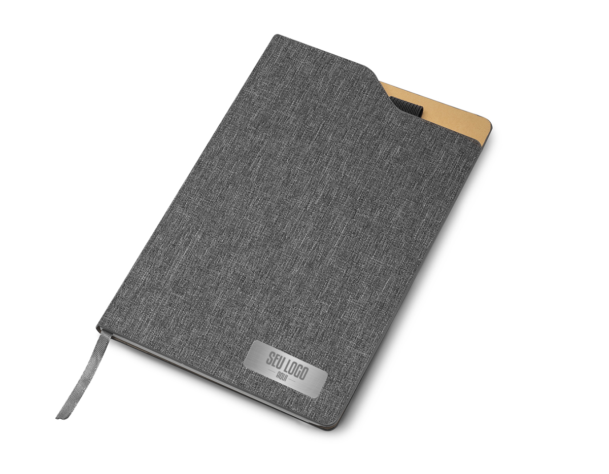 Caderno de anotações com suporte para caneta, capa dura em material reciclável, miolo com 80 folhas pautadas na cor bege. NÃO ACOMPANHA CANETA.