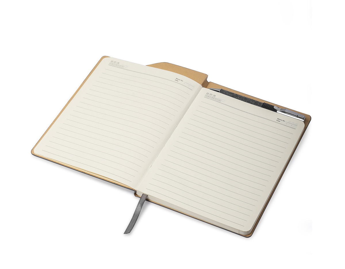 Caderno de anotações com suporte para caneta, capa dura em material reciclável, miolo com 80 folhas pautadas na cor bege. NÃO ACOMPANHA CANETA.