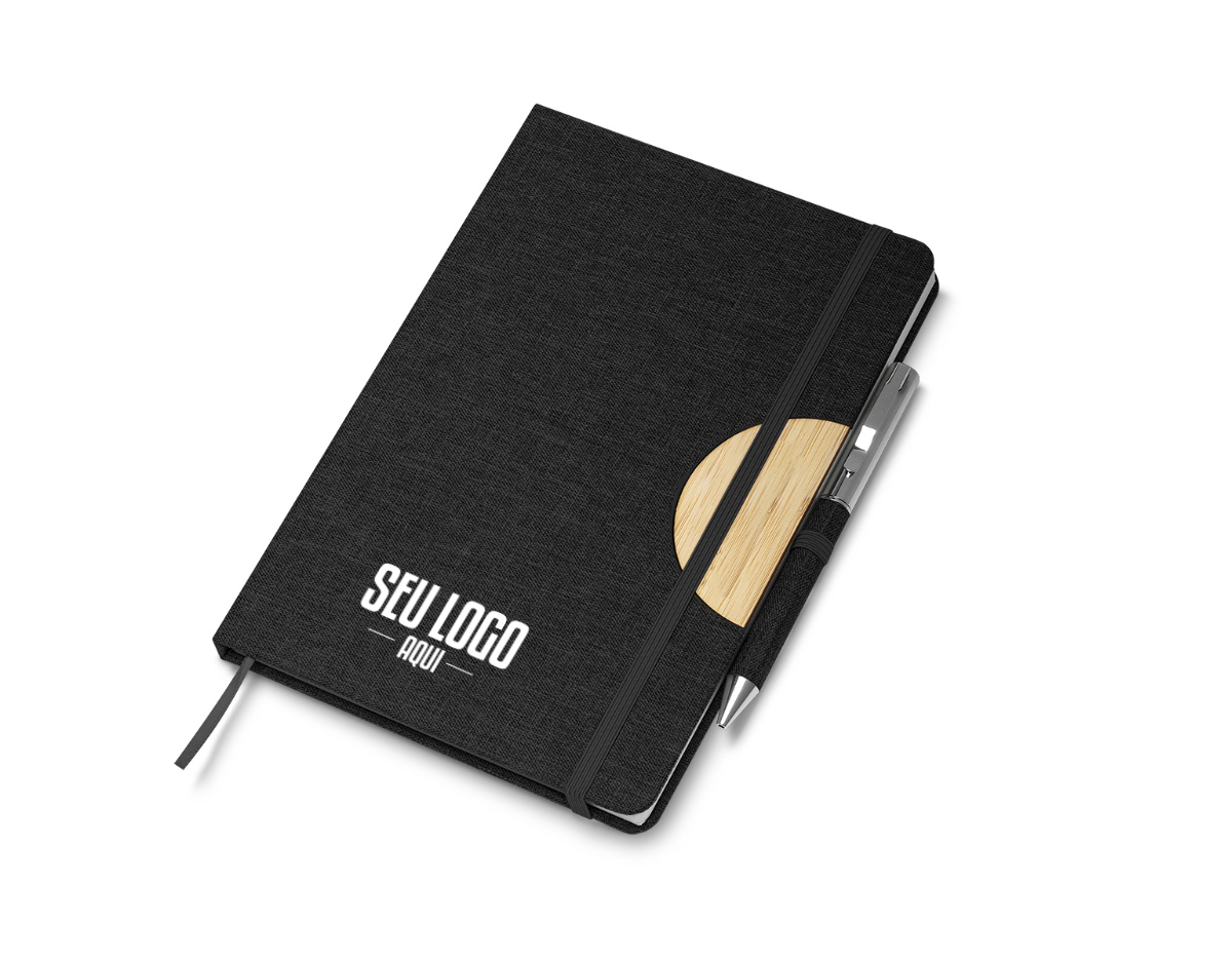 Caderno de anotações com suporte para caneta, fechamento com elástico, capa dura em material reciclável, suporte para celular na capa e miolo com 80 folhas pautadas na cor bege. NÃO ACOMPANHA CANETA.