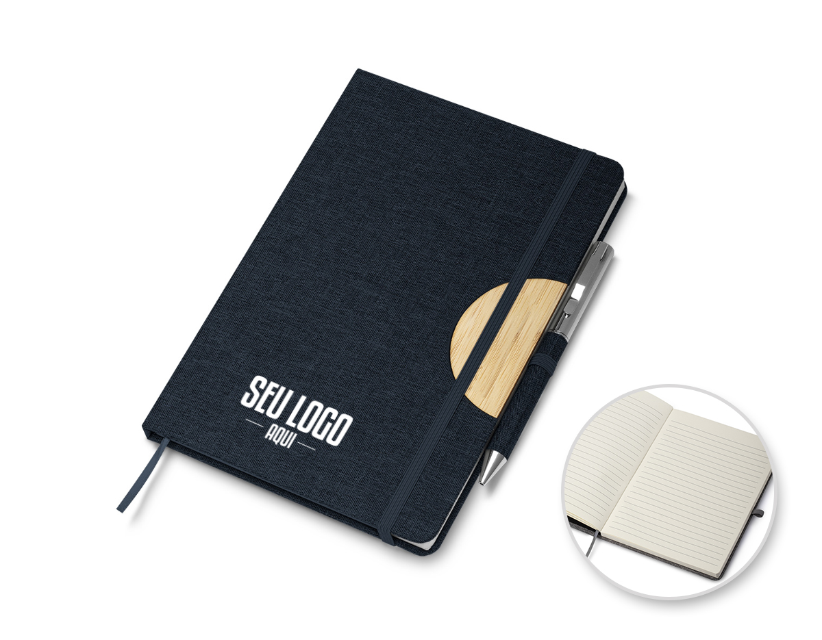 Caderno de anotações com suporte para caneta, fechamento com elástico, capa dura em material reciclável, suporte para celular na capa e miolo com 80 folhas pautadas na cor bege. NÃO ACOMPANHA CANETA.