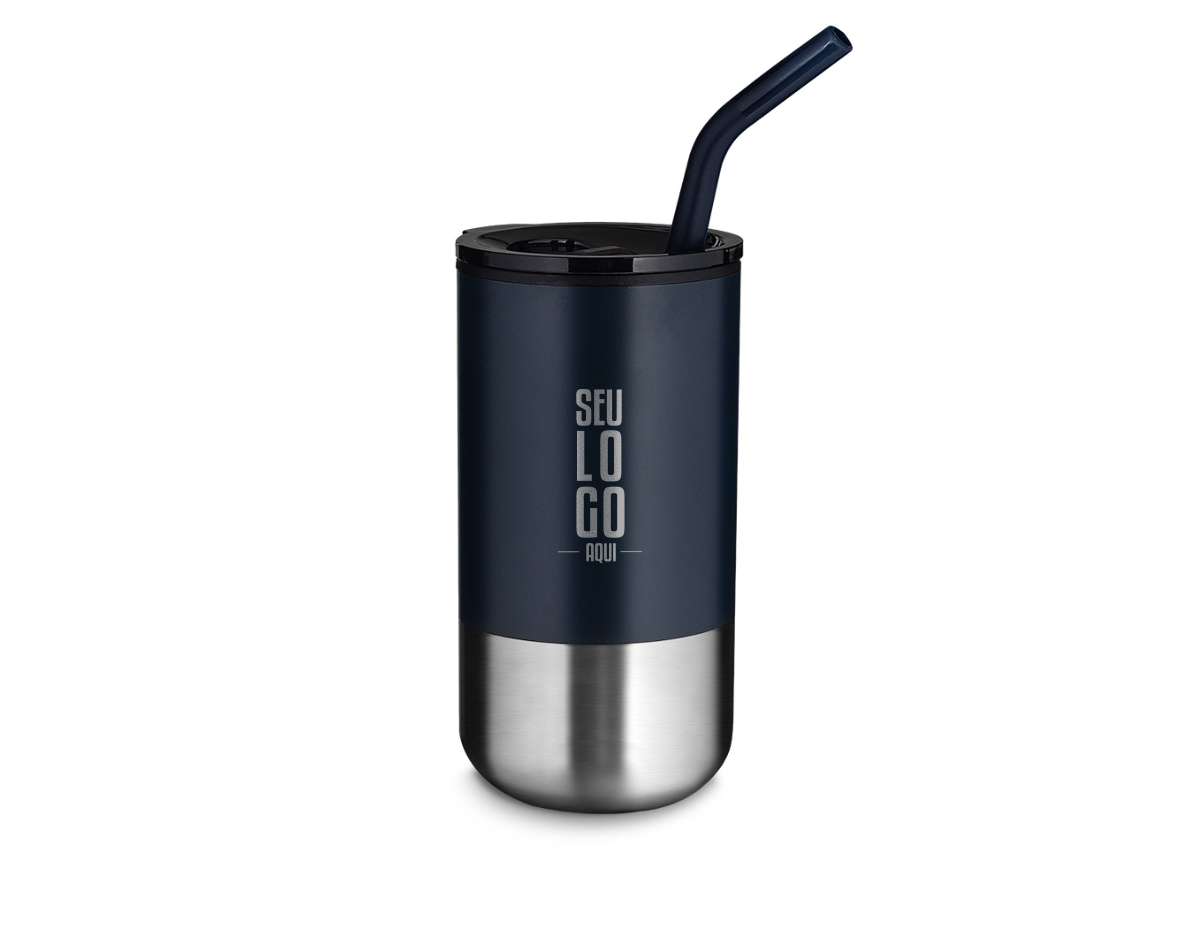 Copo em inox com canudo removível, com capacidade de até 550ml. Pintura fosca na parte externa e a parte interna revestida com plástico PP.