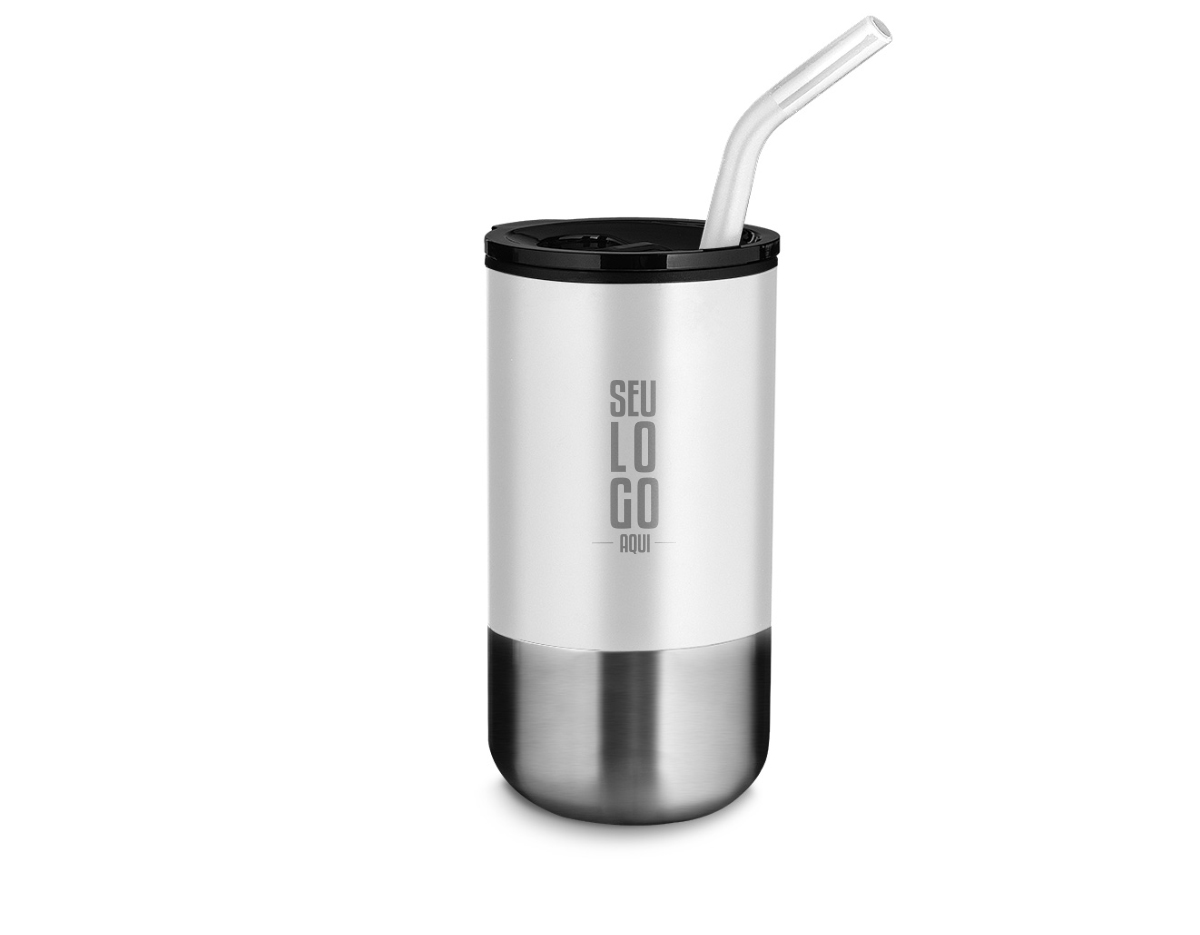 Copo em inox com canudo removível, com capacidade de até 550ml. Pintura fosca na parte externa e a parte interna revestida com plástico PP.