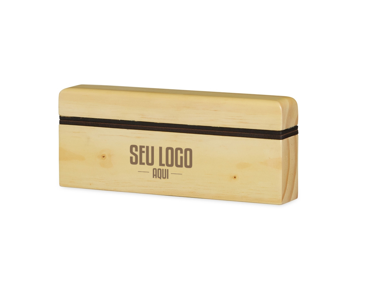  Conjunto com dois baralhos em estojo de madeira de reflorestamento, um tesouro de elegância e sustentabilidade, envolto em um revestimento de recouro luxuoso e protegido por uma tampa imantada. Cada detalhe do conjunto foi concebido para proporcionar uma experiência única e refinada, tornando um objeto de desejo para amantes de jogos de cartas.