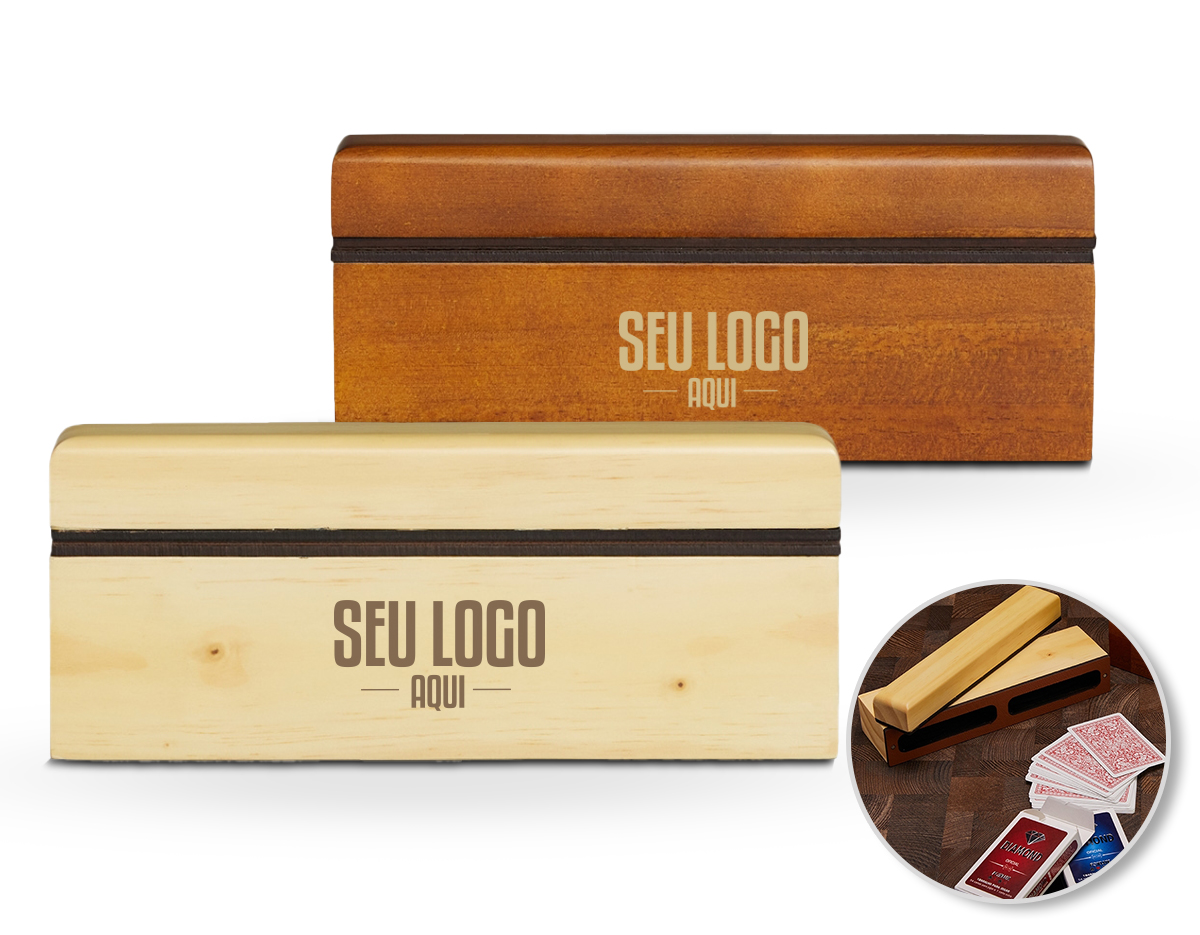  Conjunto com dois baralhos em estojo de madeira de reflorestamento, um tesouro de elegância e sustentabilidade, envolto em um revestimento de recouro luxuoso e protegido por uma tampa imantada. Cada detalhe do conjunto foi concebido para proporcionar uma experiência única e refinada, tornando um objeto de desejo para amantes de jogos de cartas.