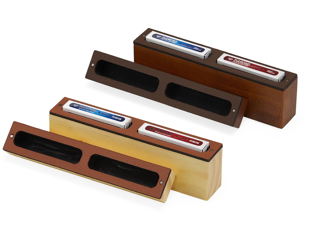  Conjunto com dois baralhos em estojo de madeira de reflorestamento, um tesouro de elegância e sustentabilidade, envolto em um revestimento de recouro luxuoso e protegido por uma tampa imantada. Cada detalhe do conjunto foi concebido para proporcionar uma experiência única e refinada, tornando um objeto de desejo para amantes de jogos de cartas.