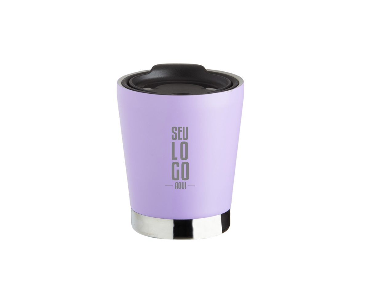 Copo de parede dupla em inox 304 com capacidade de 300ml, possui tampa plástica de encaixe com acesso ao bocal e área para canudo (não acompanha).