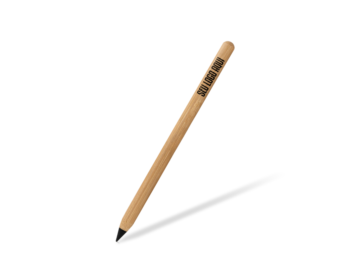 Caneta sem tinta com ponta de liga metálica com grafite e corpo em bambu. Apto para um uso prolongado. Até 2 km de escrita. Não é necessário apontar e a escrita pode ser apagada. Produto amigo do ambiente.