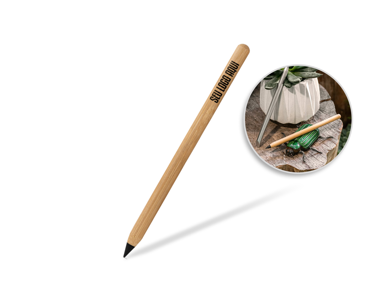 Caneta sem tinta com ponta de liga metálica com grafite e corpo em bambu. Apto para um uso prolongado. Até 2 km de escrita. Não é necessário apontar e a escrita pode ser apagada. Produto amigo do ambiente.
