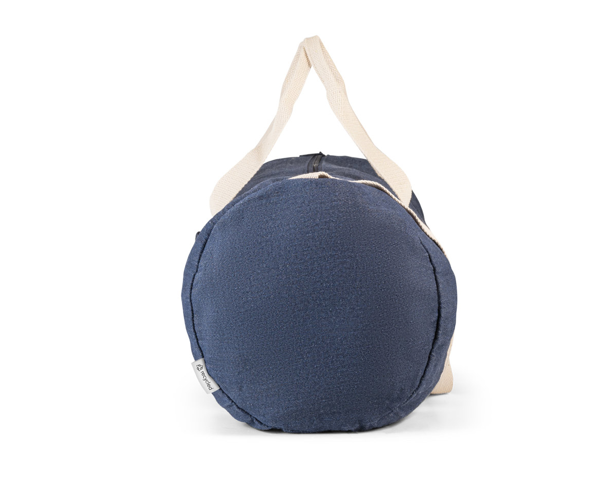 Bolsa esportiva ou viagem em denim reciclado (270 g/m²). Contém bolso frontal, fecho duplo e costuras reforçadas. Possui alças em webbing de algodão e alça de ombro ajustável até 130cm. Ø260 x 480 mm