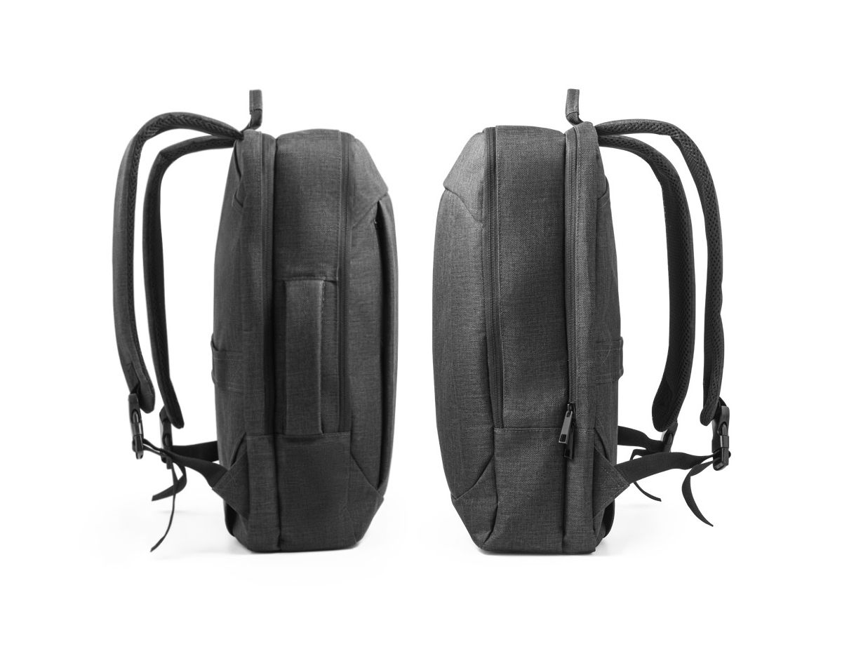 Mochila híbrida (2 em 1) em 600D com 2 modos de transporte. Possui um modo mochila, com parte posterior e alças almofadadas com mecanismo que permite ocultá-las. Também pode ser utilizada em modo pasta, com uma pega de mão reforçada e confortável. Contém 2 compartimentos principais: 1 com bolso para notebook até 15,6" e outro com vários bolsos multifuncionais. Possui ainda 1 bolso frontal com fecho e banda de transporte para trolley. 320 x 425 x 120 mm