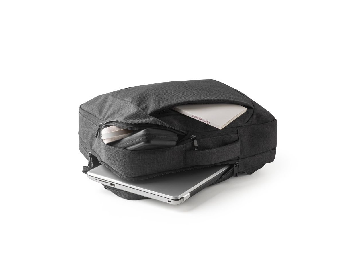 Mochila híbrida (2 em 1) em 600D com 2 modos de transporte. Possui um modo mochila, com parte posterior e alças almofadadas com mecanismo que permite ocultá-las. Também pode ser utilizada em modo pasta, com uma pega de mão reforçada e confortável. Contém 2 compartimentos principais: 1 com bolso para notebook até 15,6" e outro com vários bolsos multifuncionais. Possui ainda 1 bolso frontal com fecho e banda de transporte para trolley. 320 x 425 x 120 mm
