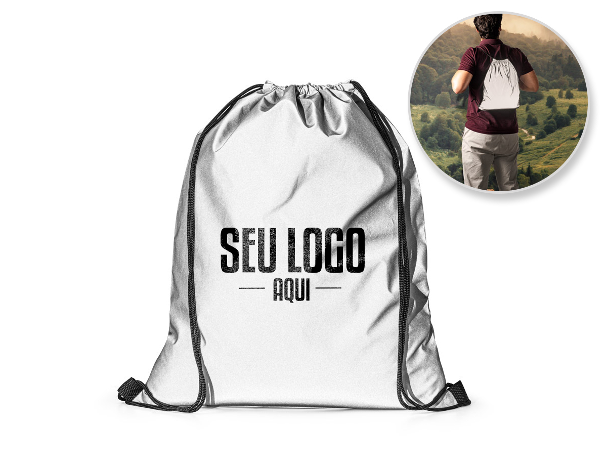 Sacola tipo mochila em poliéster refletivo (200 g/m²), resistente e visível em baixa luminosidade, com alças para transporte confortável. Ideal como brinde corporativo moderno, une segurança, praticidade e ampla área para personalização da marca.