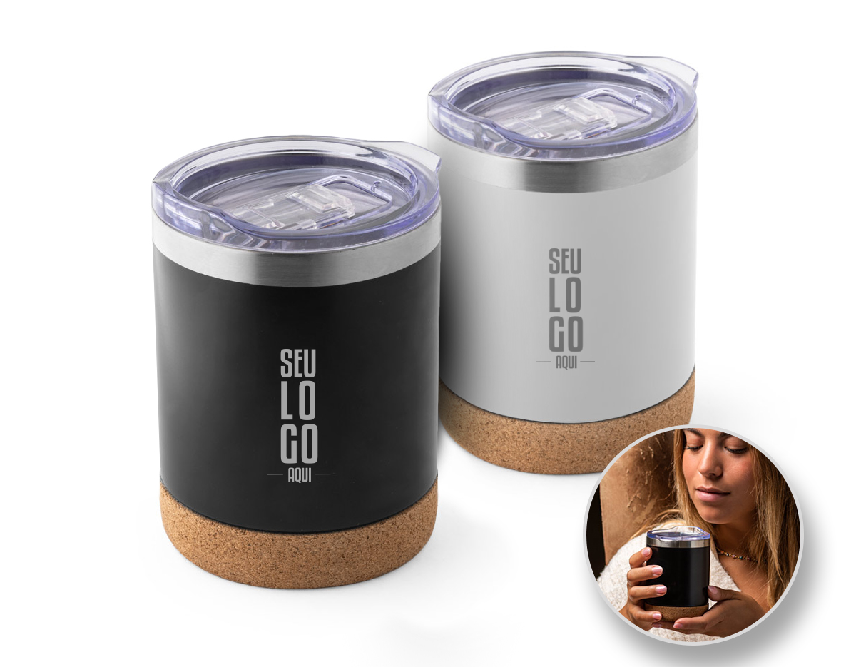 Copo de viagem em aço inoxidável com parede dupla isolada a vácuo, acabamento fosco e base em cortiça (térmico). Contém uma tampa transparente com fecho deslizante. Capacidade até 400ml.