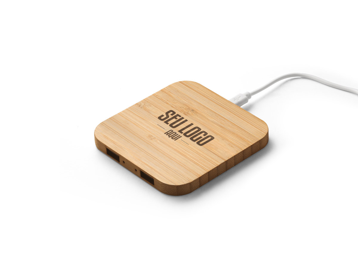 carregador wireless em bambu com função hub. Contém 2 entradas USB-A e 1 entrada micro USB. Possui uma potência de carregamento sem fios de 10W. Compatível com smartphones com tecnologia de carregamento sem fios. Incluso cabo de 1 metro para carregar
