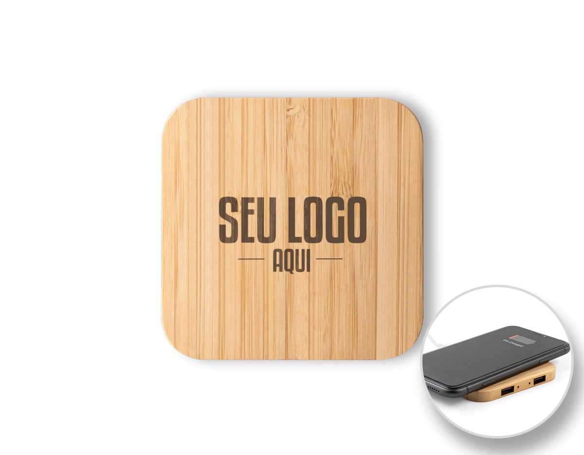carregador wireless em bambu com função hub. Contém 2 entradas USB-A e 1 entrada micro USB. Possui uma potência de carregamento sem fios de 10W. Compatível com smartphones com tecnologia de carregamento sem fios. Incluso cabo de 1 metro para carregar