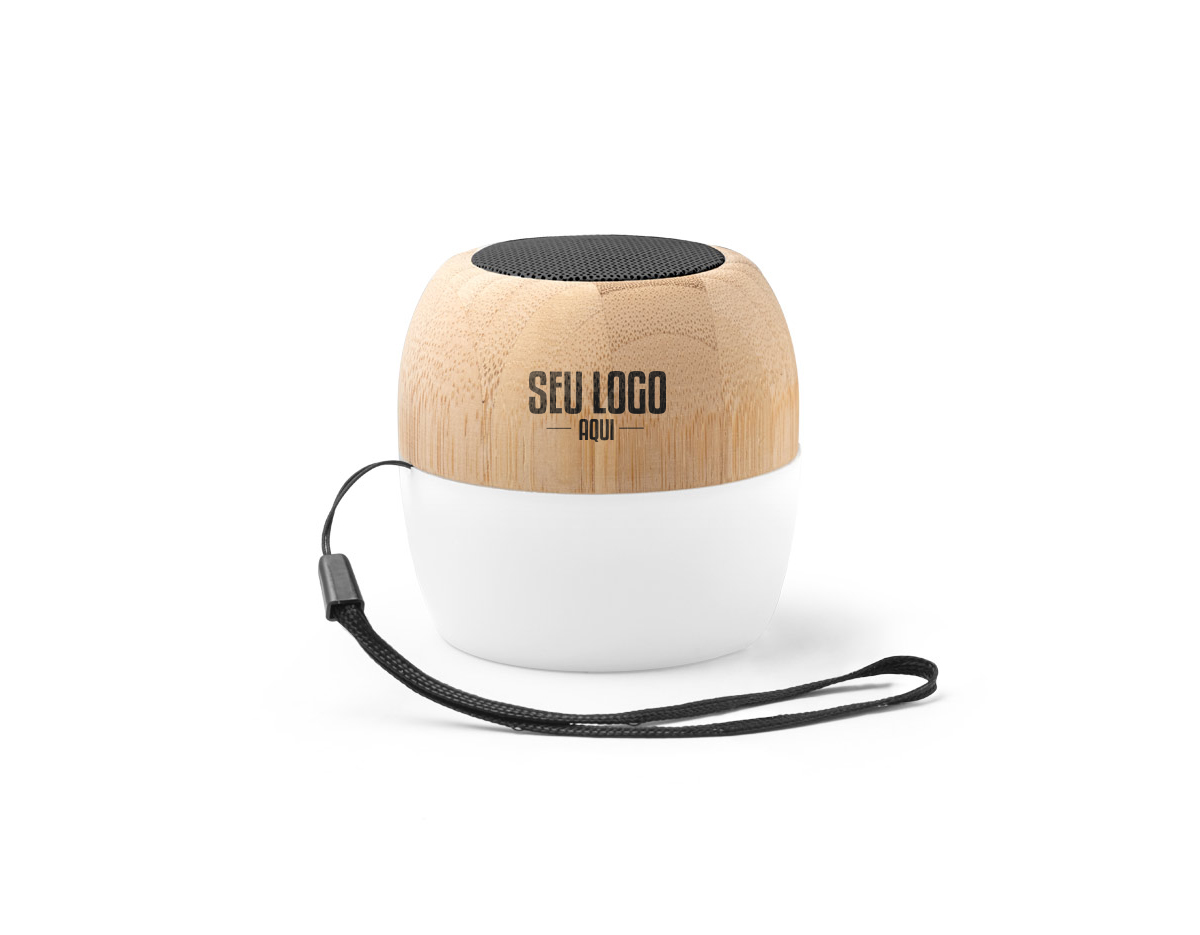 Caixa de som em bambu com pega em PP. Contém 3 diferentes luzes LED e transmissão sem fios BT v5.0 para se conectar ao seu dispositivo móvel. Possui uma potência de 3W, capacidade até 300 mAh e autonomia aproximada de 2 horas.