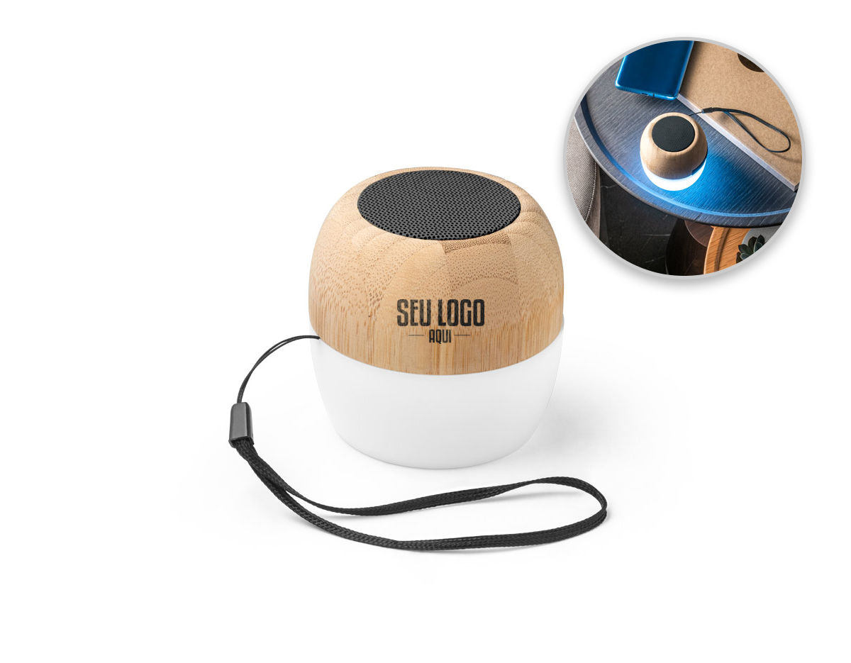 Caixa de som em bambu com pega em PP. Contém 3 diferentes luzes LED e transmissão sem fios BT v5.0 para se conectar ao seu dispositivo móvel. Possui uma potência de 3W, capacidade até 300 mAh e autonomia aproximada de 2 horas.