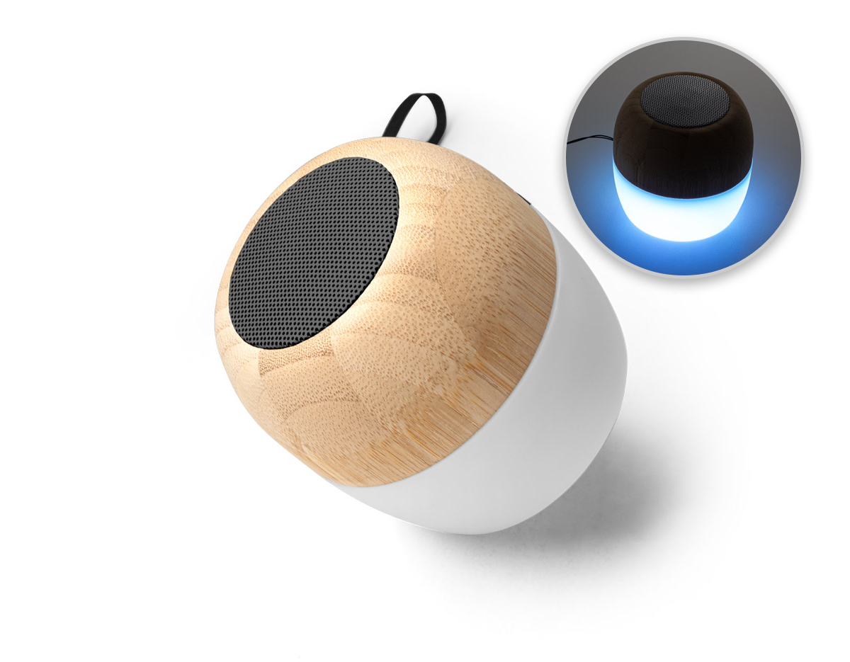 Caixa de som em bambu com pega em PP. Contém 3 diferentes luzes LED e transmissão sem fios BT v5.0 para se conectar ao seu dispositivo móvel. Possui uma potência de 3W, capacidade até 300 mAh e autonomia aproximada de 2 horas.