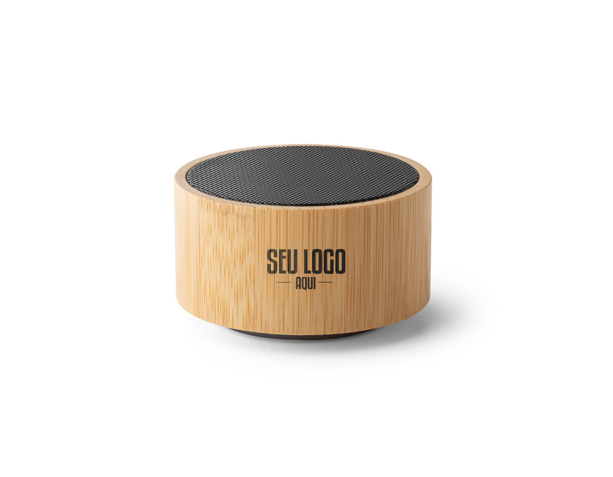 Caixa de som em bambu e ABS. Possui transmissão sem fios BT v5.0 para se conectar ao seu dispositivo móvel. Tem bateria com potência de 3W e capacidade até 300 mAh que permite autonomia aproximada de 2 horas. 