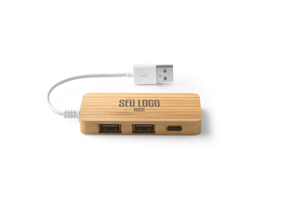 Hub em bambu com 2 portas USB-A e 1 porta USB-C. Permite transferência de dados