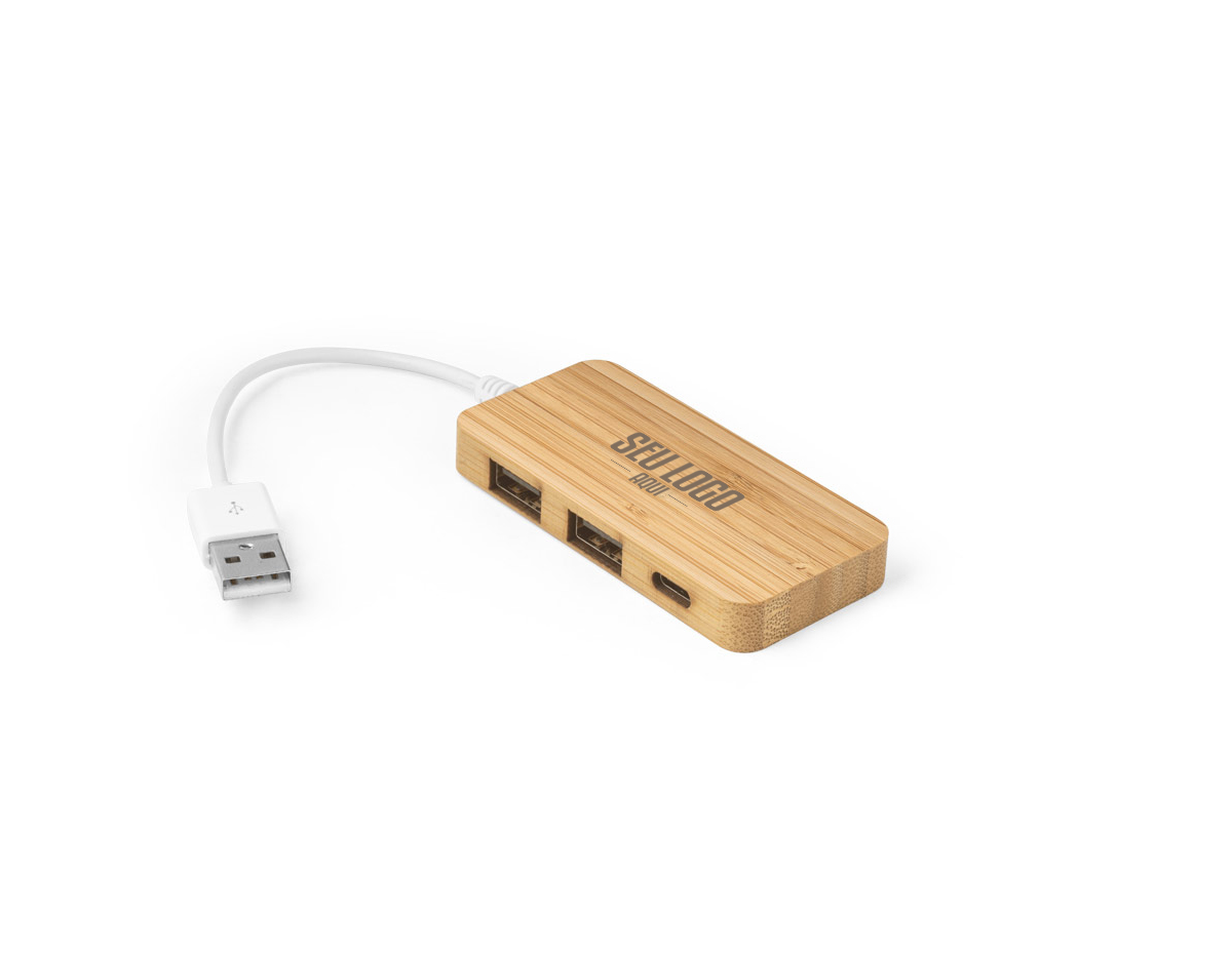 Hub em bambu com 2 portas USB-A e 1 porta USB-C. Permite transferência de dados