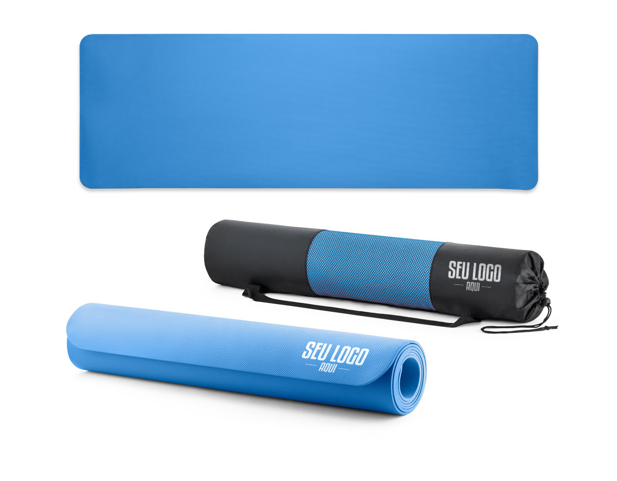 Tapete de exercício para yoga ou pilates em EVA com espessura até 4 mm. Inclui bolsa em poliéster com rede para não conservar odores e alça ajustável em tecido para transporte. Fechado: Ø115 x 635 mm | Aberto: 1830 x 610 x 4 mm