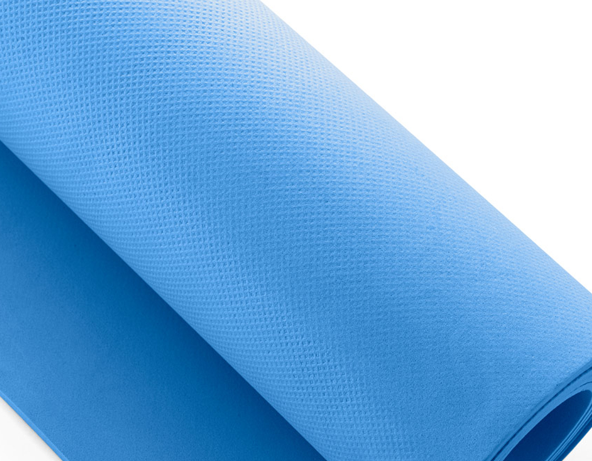 Tapete de exercício para yoga ou pilates em EVA com espessura até 4 mm. Inclui bolsa em poliéster com rede para não conservar odores e alça ajustável em tecido para transporte. Fechado: Ø115 x 635 mm | Aberto: 1830 x 610 x 4 mm