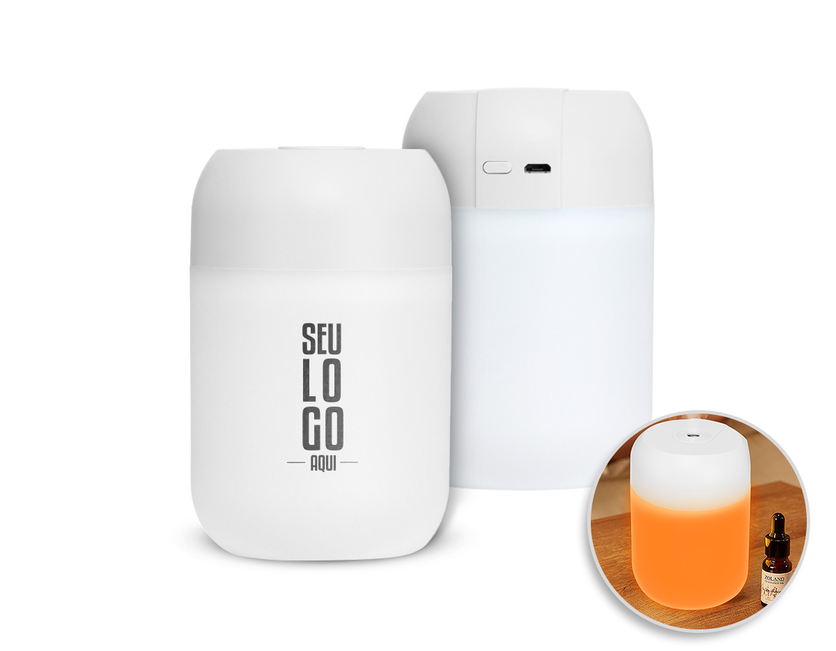 Umidificador de ar com LED, possui reservatório de água com capacidade de 350ml, dois níveis de névoa, contínua e com oscilação. Acompanha filtro de algodão e cabo USB V8.