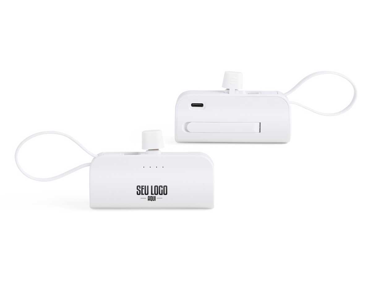 Power bank 5.000mAh plástico com indicadores de bateria em LED, contém haste de suporte para celulares com a entrada Lightning e cabo tipo-C acoplado. Acompanha cabo USB Tipo-C.