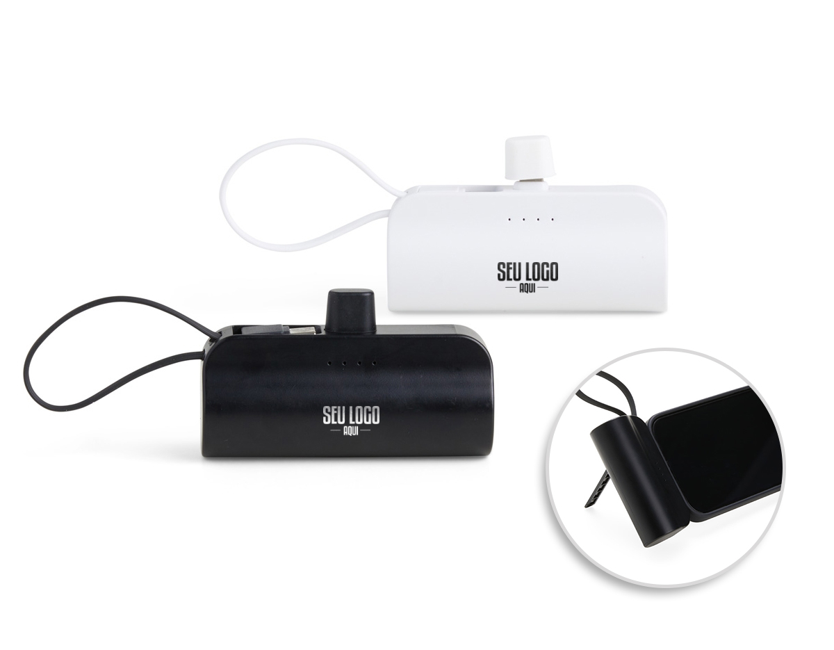 Power bank 5.000mAh plástico com indicadores de bateria em LED, contém haste de suporte para celulares com a entrada Lightning e cabo tipo-C acoplado. Acompanha cabo USB Tipo-C.