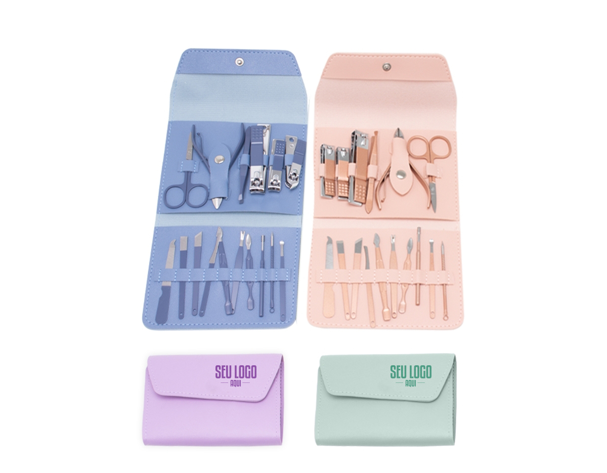 Kit manicure 16 peças em estojo de couro sintético estilo envelope, contém: tesoura, alicate de cutícula, pinça, 3 cortadores de unha, lixa, 2 bisturis, raspador, empurrador de cutícula, removedor de cutícula, espátula dupla para limpeza das unhas, limpador de ouvido, palito de unha e espátula para ouvido.
