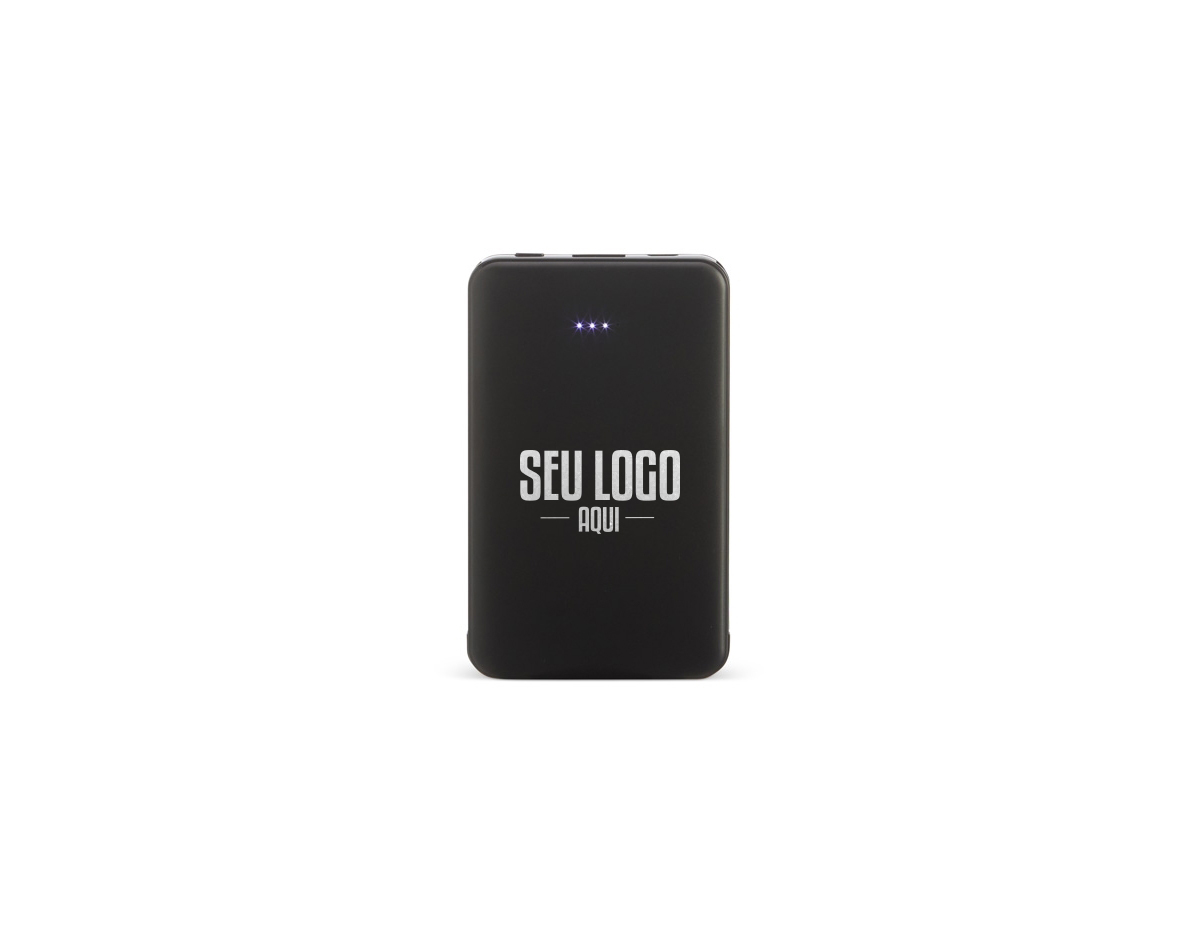 Power bank plástico de 5.000mAh com indicadores led de bateria e cabos acoplados: Tipo-C e V8. Acompanha cabo USB V8 e adaptador Lightning.