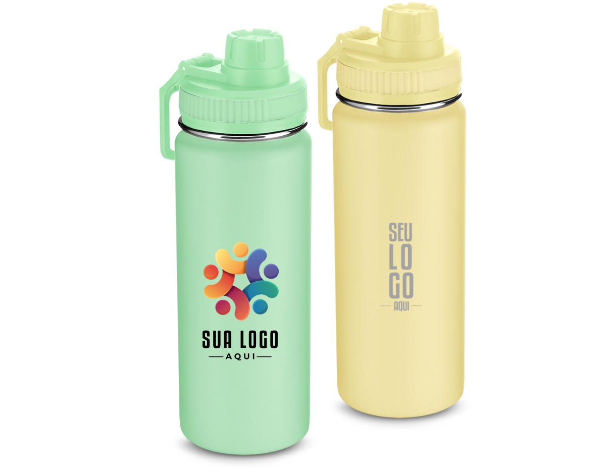 Garrafa em aço inox com capacidade de até 780 ml. Tampa rosqueável, mosquetão em plástico e anel de silicone para vedação. Design com frisos na tampa e pintura pó.