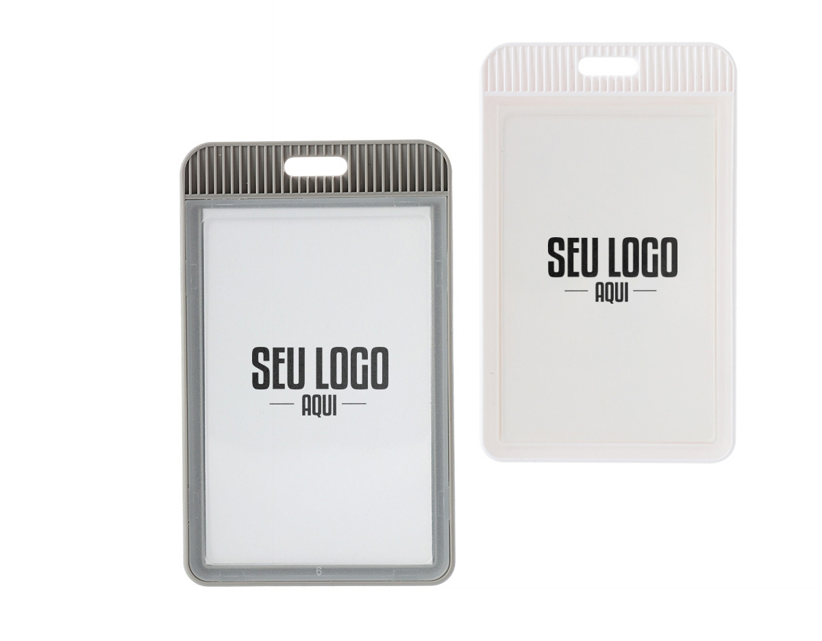 Porta crachá ou porta credencial em plástico resistente. Suporte com visor transparente removível e abertura superior para prender o cordão.