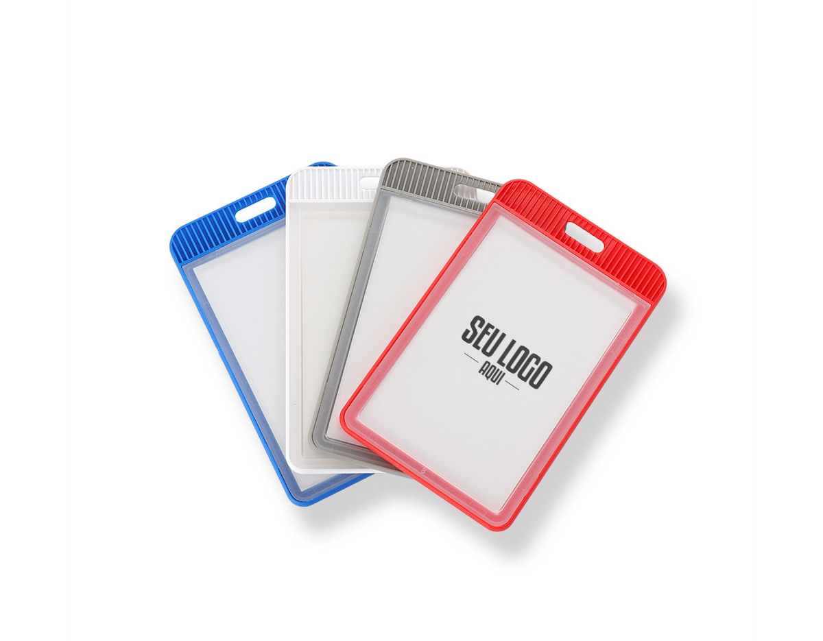 Porta crachá ou porta credencial em plástico resistente. Suporte com visor transparente removível e abertura superior para prender o cordão.
