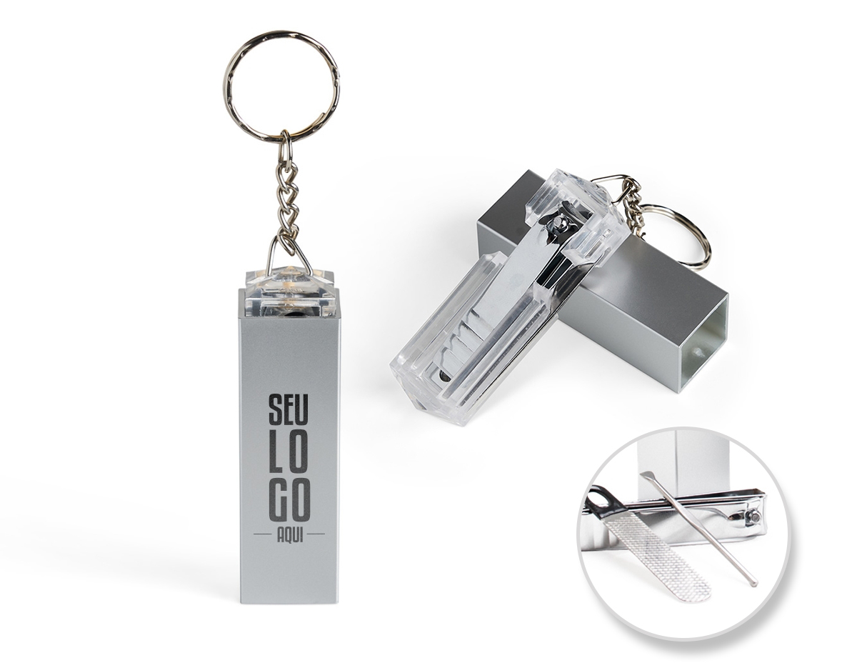Chaveiro kit manicure 4 peças em estojo plástico. Possui lixa, pinça, empurrador de cutícula e cortador de unha preso. Estojo com berço plástico para acomodação das peças.