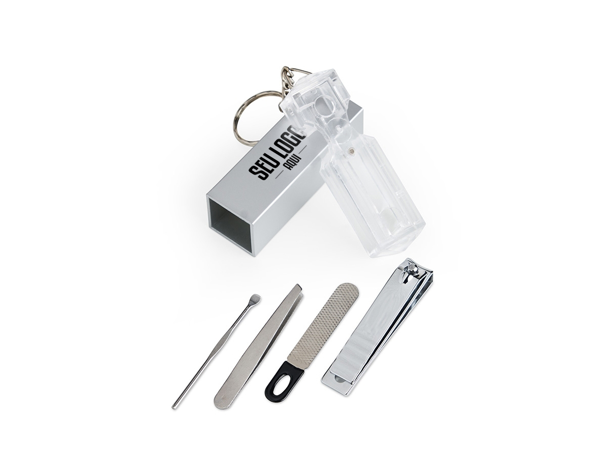 Chaveiro kit manicure 4 peças em estojo plástico. Possui lixa, pinça, empurrador de cutícula e cortador de unha preso. Estojo com berço plástico para acomodação das peças.