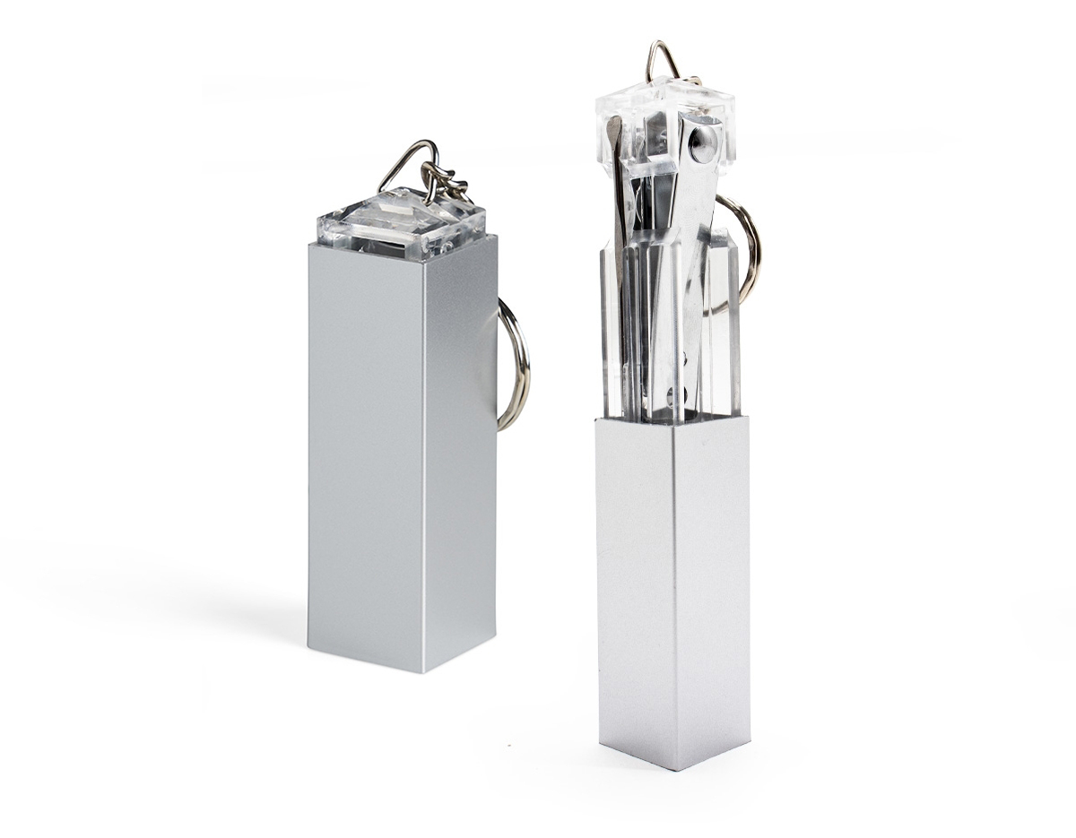 Chaveiro kit manicure 4 peças em estojo plástico. Possui lixa, pinça, empurrador de cutícula e cortador de unha preso. Estojo com berço plástico para acomodação das peças.