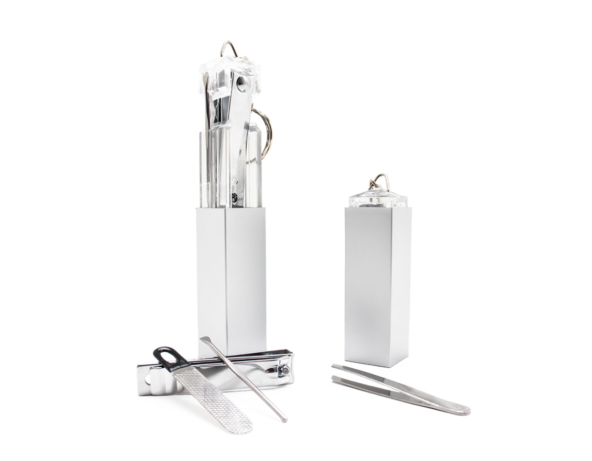 Chaveiro kit manicure 4 peças em estojo plástico. Possui lixa, pinça, empurrador de cutícula e cortador de unha preso. Estojo com berço plástico para acomodação das peças.