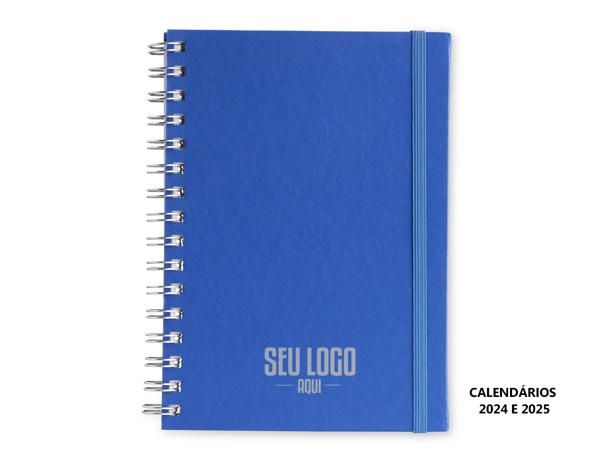 Caderno planner feito em capa cartonada com elástico para lacre. Com aproximadamente 62 folhas, o planner possui página para dados pessoais, calendários 2024 e 2025, planejamento anual, objetivos e metas, controle financeiro e resoluções do ano.