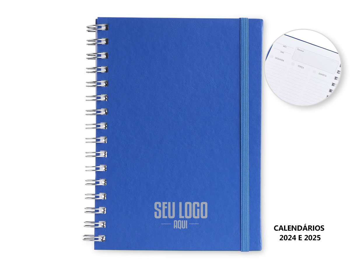 Caderno planner feito em capa cartonada com elástico para lacre. Com aproximadamente 62 folhas, o planner possui página para dados pessoais, calendários 2024 e 2025, planejamento anual, objetivos e metas, controle financeiro e resoluções do ano.