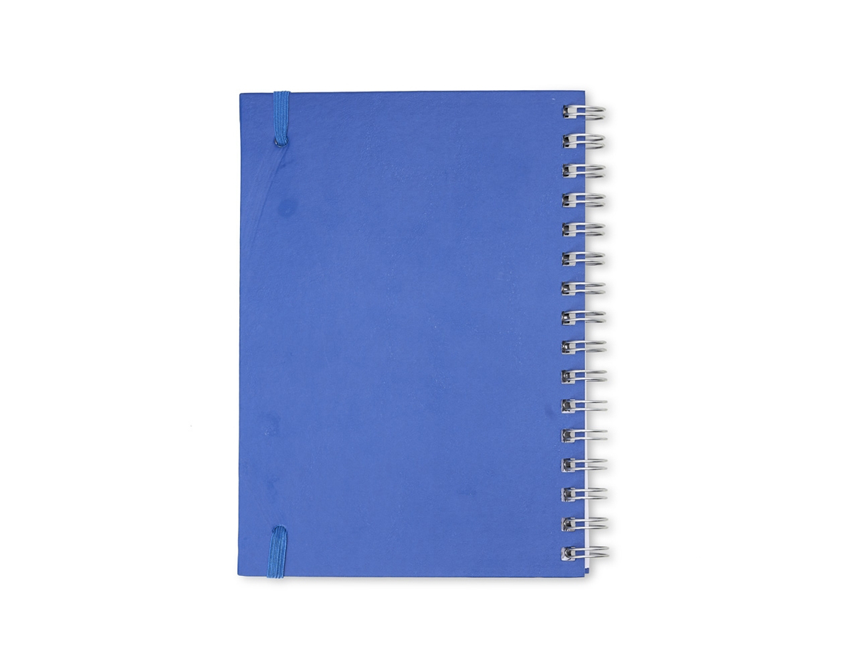 Caderno planner feito em capa cartonada com elástico para lacre. Com aproximadamente 62 folhas, o planner possui página para dados pessoais, calendários 2024 e 2025, planejamento anual, objetivos e metas, controle financeiro e resoluções do ano.