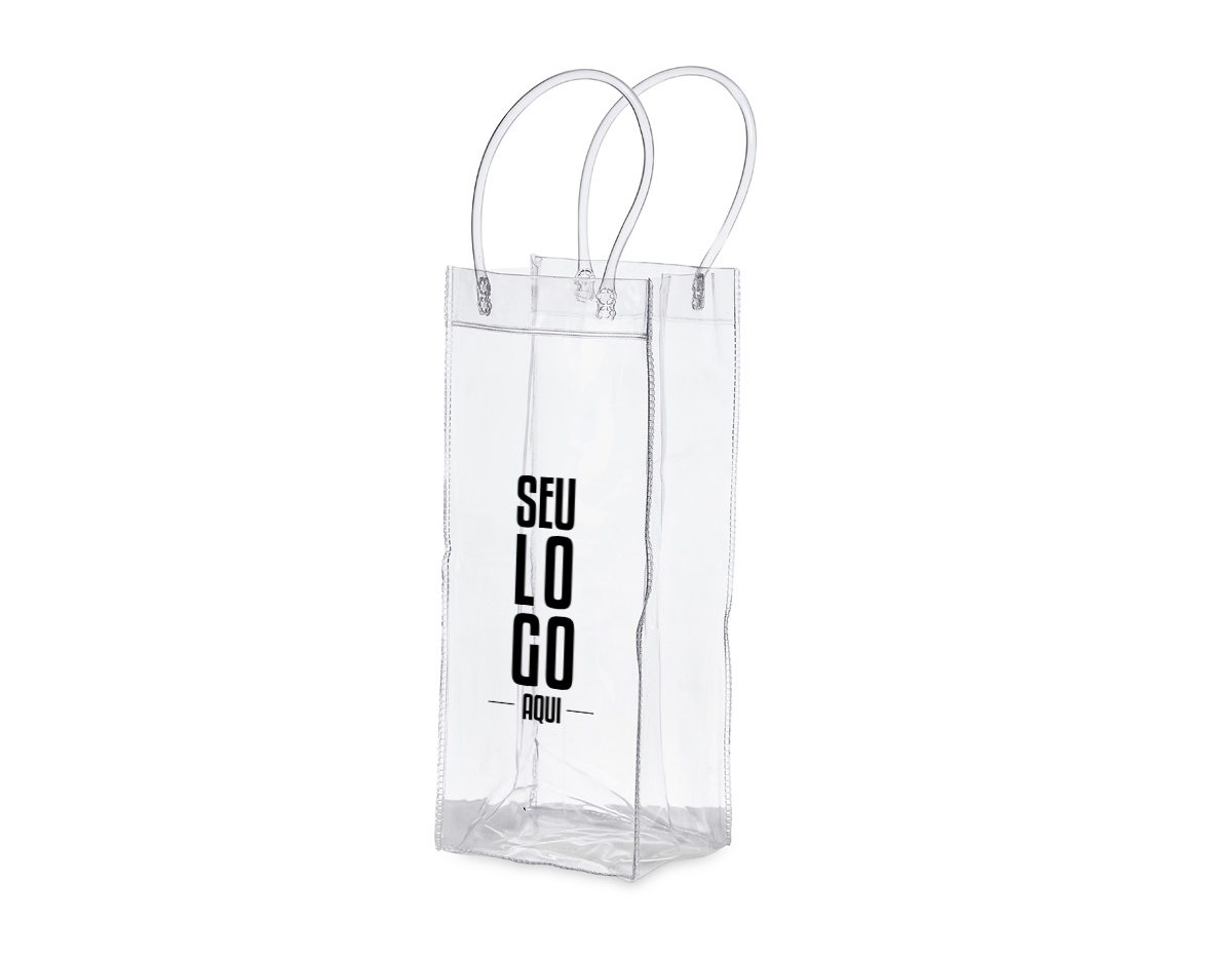 Sacola plástica para gelo com alça. Icebag serve para transportar garrafas exemplo: vinho, champagne, vodka... Basta colocar gelo e transportar seu cooler prático. OBS.: Para prolongar a vida útil do material pvc, atente-se as condições ideais de armazenamento: mantenha o material em local seco e arejado, livre da exposição ao sol e altas temperaturas. Após a utilização da icebag com gelo, certifique-se de secar completamente o material antes de guardá-lo, pois o armazenamento deste em estado úmido poderá comprometer a sua vida útil.
