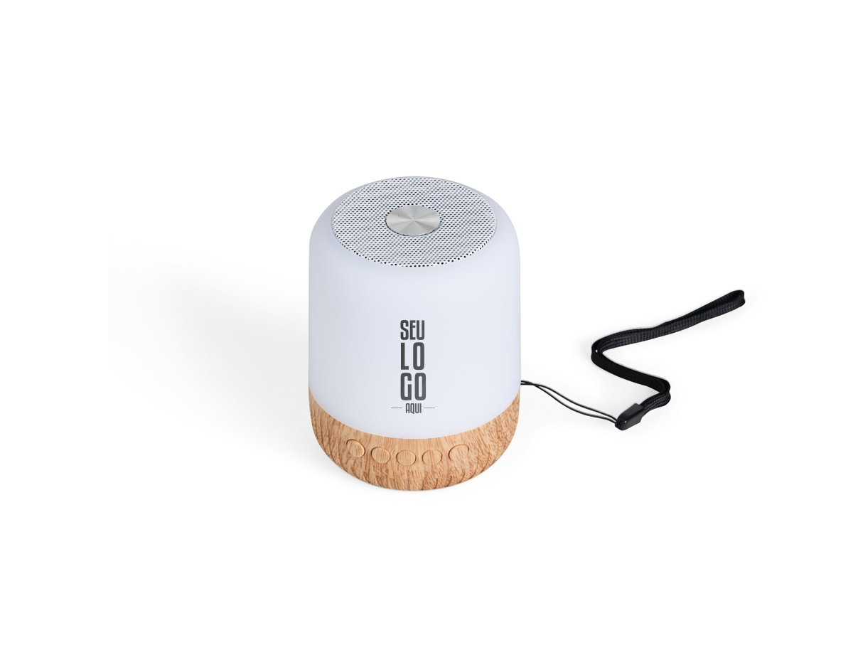 Caixa de som multimídia com luzes, material plástico. Operante nos modos Bluetooth, rádio FM, pen drive e cartão TF (MicroSD). Base antiderrapante. Acompanha cabo USB e cordão de nylon