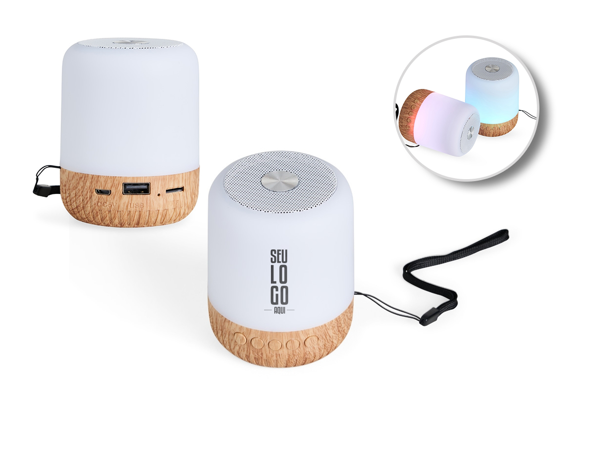 Caixa de som multimídia com luzes, material plástico. Operante nos modos Bluetooth, rádio FM, pen drive e cartão TF (MicroSD). Base antiderrapante. Acompanha cabo USB e cordão de nylon