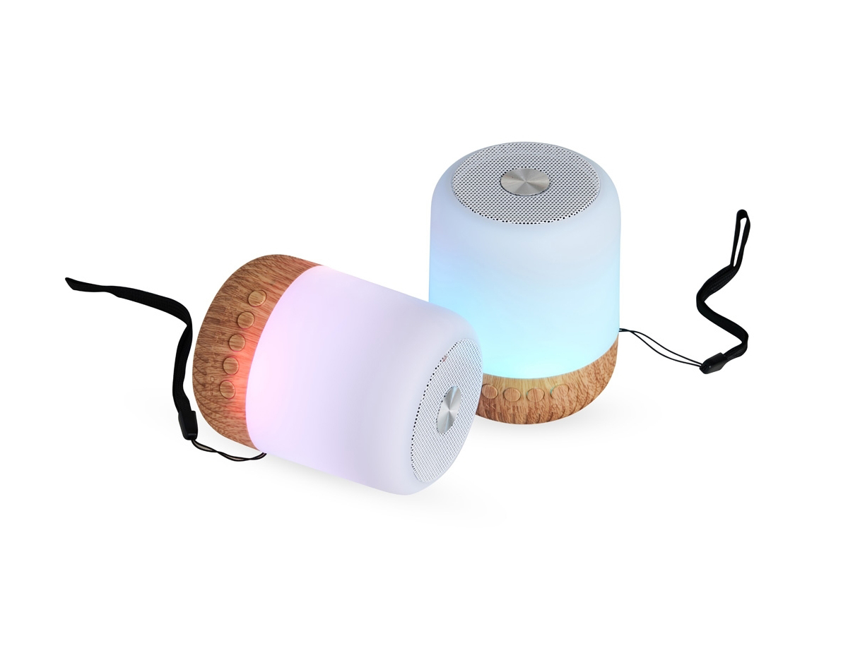 Caixa de som multimídia com luzes, material plástico. Operante nos modos Bluetooth, rádio FM, pen drive e cartão TF (MicroSD). Base antiderrapante. Acompanha cabo USB e cordão de nylon