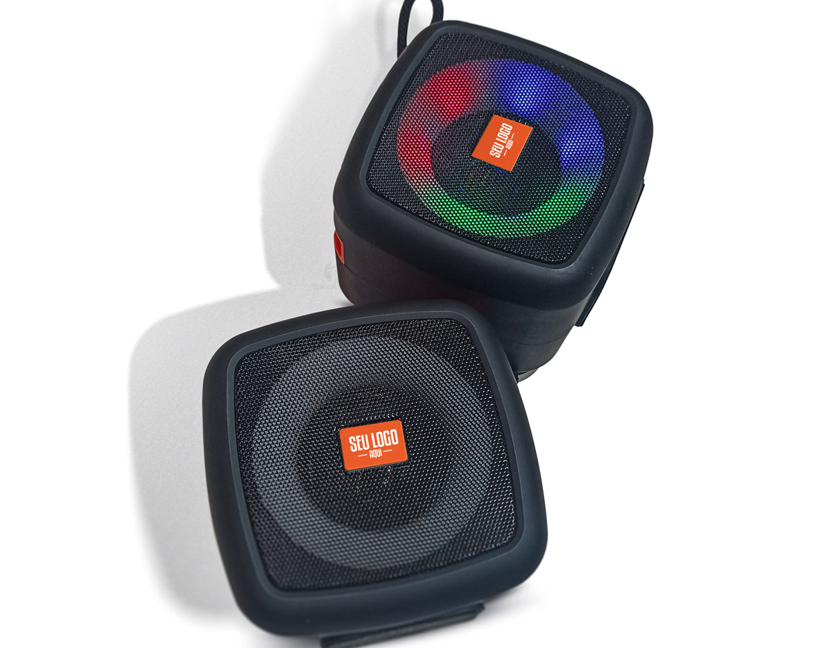 Caixa de som multimídia com conectividade TWS, luzes RGB e suporte para celular. Material plástico com base antiderrapante. Operante nos modos bluetooth, rádio FM, auxiliar P2, pen drive e cartão TF (MicroSD). A tecnologia TWS sincroniza duas caixas de som em uma só, aumentando a potência sonora. Acompanha cordão de nylon e cabo USB-V8.