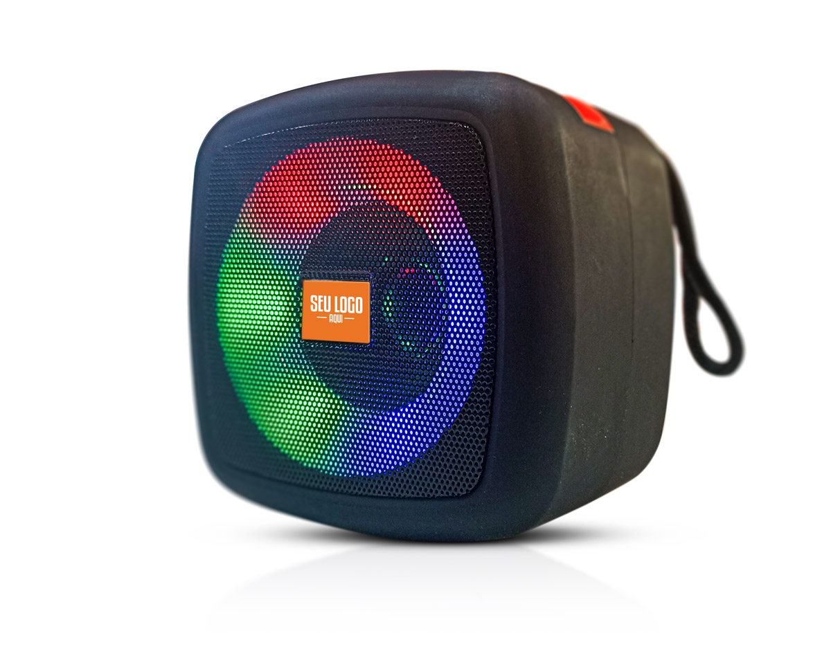 Caixa de som multimídia com conectividade TWS, luzes RGB e suporte para celular. Material plástico com base antiderrapante. Operante nos modos bluetooth, rádio FM, auxiliar P2, pen drive e cartão TF (MicroSD). A tecnologia TWS sincroniza duas caixas de som em uma só, aumentando a potência sonora. Acompanha cordão de nylon e cabo USB-V8.